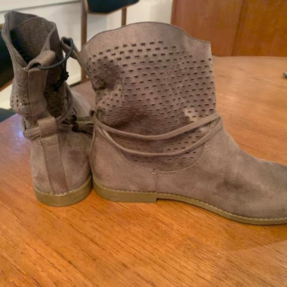 New booties Joe Fresh sz 4 Youth - Picture 3 of 4
